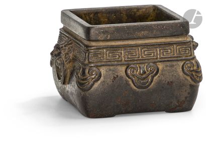 null Petit brûle-parfum en alliage de cuivre à section carrée, Chine, XVIIe siècle
À...
