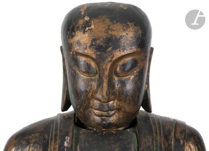 null Grande sculpture de Lohan (luohan) en bois laqué noir et or et traces de polychromie,...