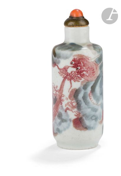 null Tabatière de forme cylindrique en porcelaine émaillée en bleu et rouge, Chine,...