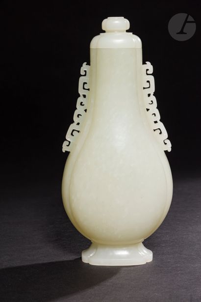 null Vase couvert en néphrite vert céladon, Chine, XVIIIe siècle, époque Qianlong...