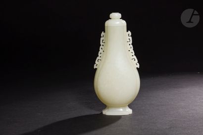 null Vase couvert en néphrite vert céladon, Chine, XVIIIe siècle, époque Qianlong...