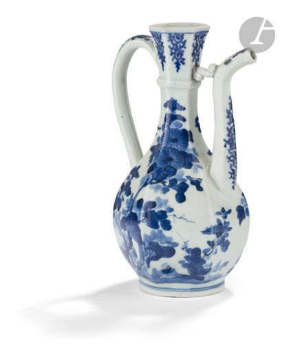 null Verseuse en porcelaine à décor bleu sous couverte, fours de Arita, Japon, XVIIe...