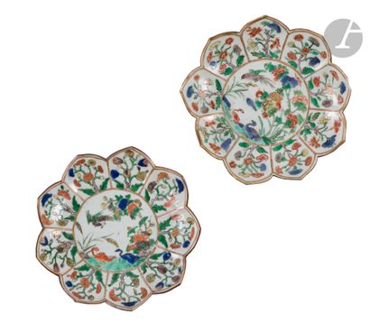 null Paire d’assiettes polylobées en porcelaine de la famille verte, Chine, époque...