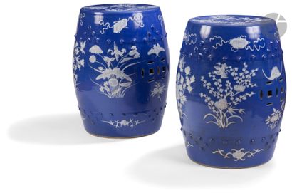 null Paire de tabourets de jardin en porcelaine émaillée bleu et engobe blanc, Chine,...
