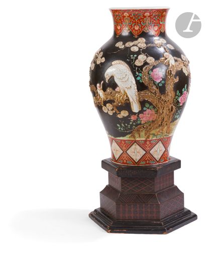 Vase en porcelaine à décor en relief d’un...