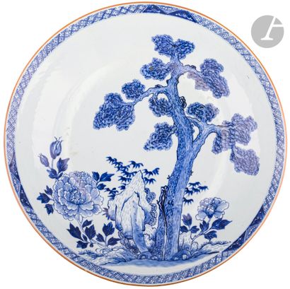 null Grand plat en porcelaine blanche émaillée en bleu sous couverte, Chine, XVIIIe...