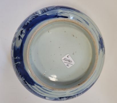 null Two blue and white underglaze porcelain bowls, China, 17th-19th centuries-
One...
