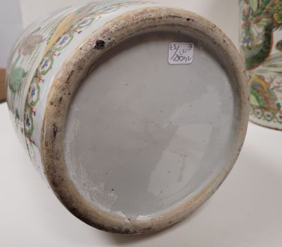  Paire de vases de forme xiangtuiping à haut col évasé en porcelaine émaillée polychrome...