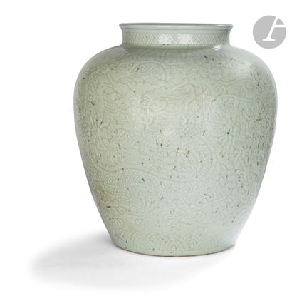 null Grand vase de forme hu en porcelaine céladon bleuté, Chine, XIXe siècle
À décor...