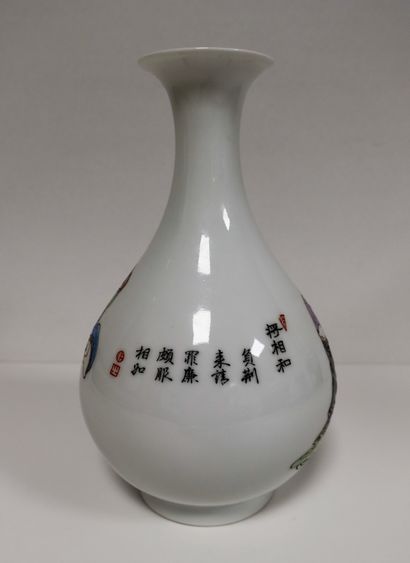 null Vase de forme yuhuchunping en porcelaine blanche émaillée polychrome illustrant...