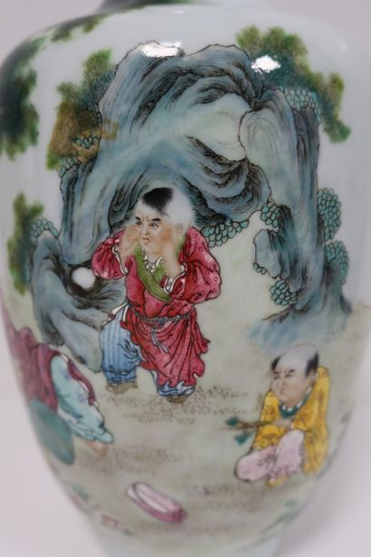 null Vase de forme balustre en porcelaine émaillée dans le style de la famille rose,...