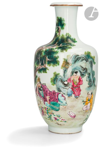 Vase de forme balustre en porcelaine émaillée...