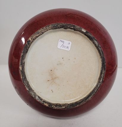  Vase tianqiuping en porcelaine émaillée « sang de bœuf », Chine, XIXe siècle Le...