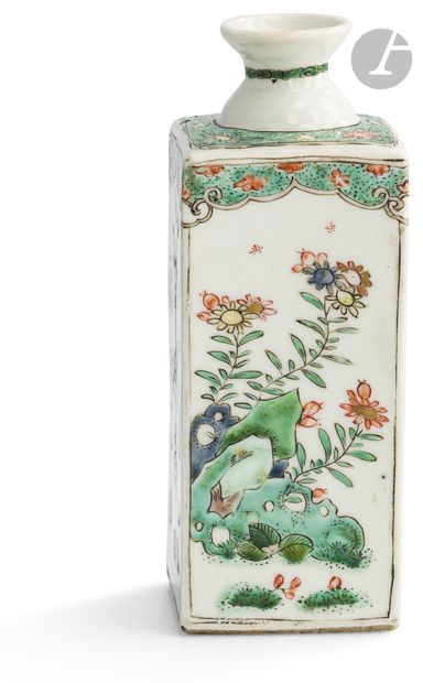  Vase bouteille de forme quadrangulaire en porcelaine de la famille verte, Chine,...