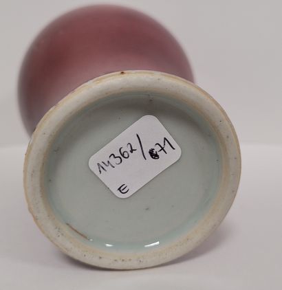 null Vase de forme meiping en porcelaine émaillée « sang de boeuf », Chine, XIXe...
