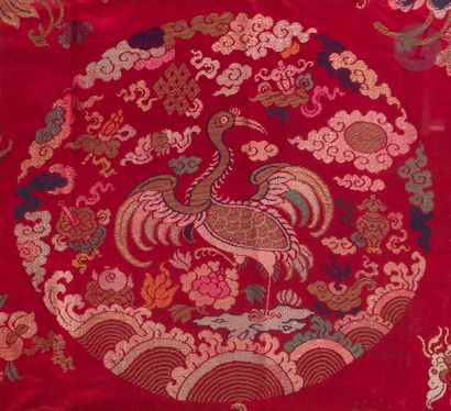 null Deux fragments d’une robe chinoise en soie brodée à fond rouge, Chine, début...