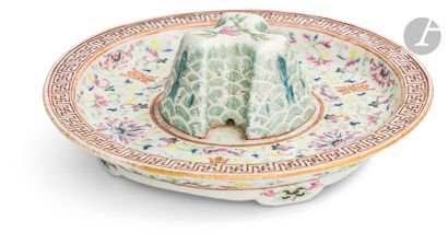  Présentoir pour coupe jue en porcelaine de la famille rose, Chine, XIXe siècle Reposant...