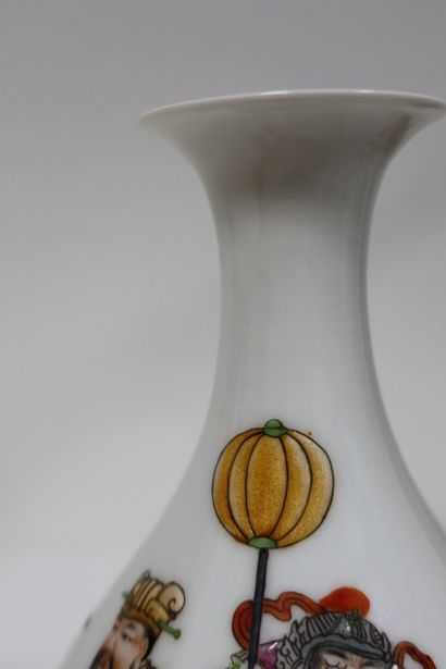 null Vase de forme yuhuchunping en porcelaine blanche émaillée polychrome illustrant...