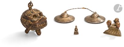 null Ensemble de quatre objets rituels, Tibet, XIXe - XXe siècle
- Un socle de kapala...