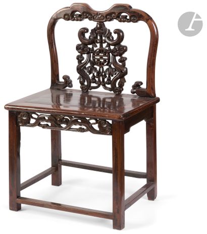 null Ensemble de trois fauteuils en bois exotique, Chine, XXe siècle
- Un fauteuil...