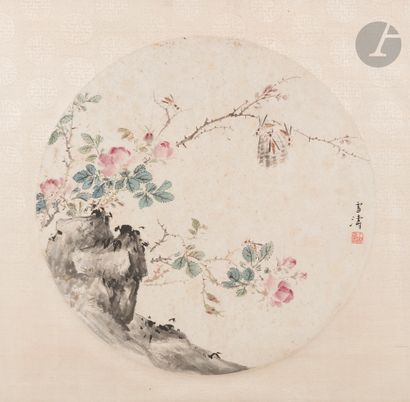 null Deux peintures circulaires représentant des fleurs et insectes, attribuées à...