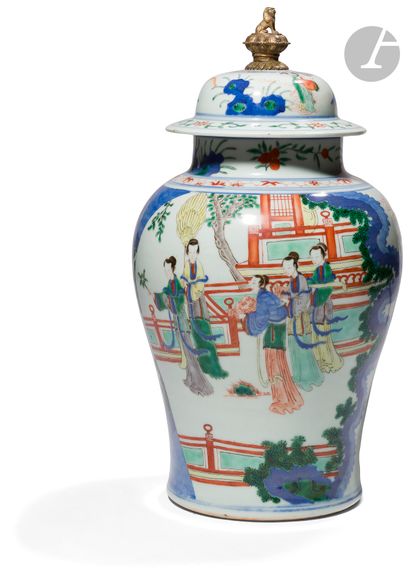  Potiche couverte en porcelaine décorée en émaux wucai “cinq couleurs”, Chine, époque...