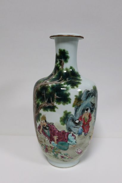 null Vase de forme balustre en porcelaine émaillée dans le style de la famille rose,...