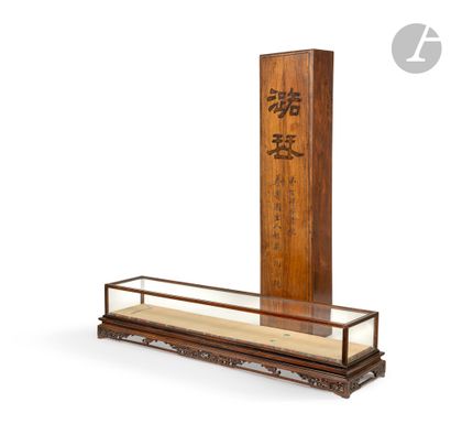 null Boîte vitrine en bois et verre pour présentation d’un Qin, Chine, fin de l’époque...