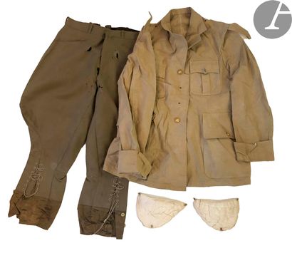 null Important lot d’uniformes (vers 1960), brelages, bérets, guêtres et équipements...