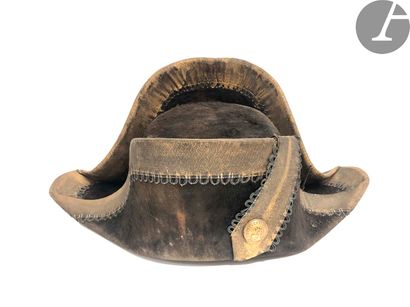 null Gendarme's horn. In taupe felt. 
Braid, ganse and button gilded. Inside cap...