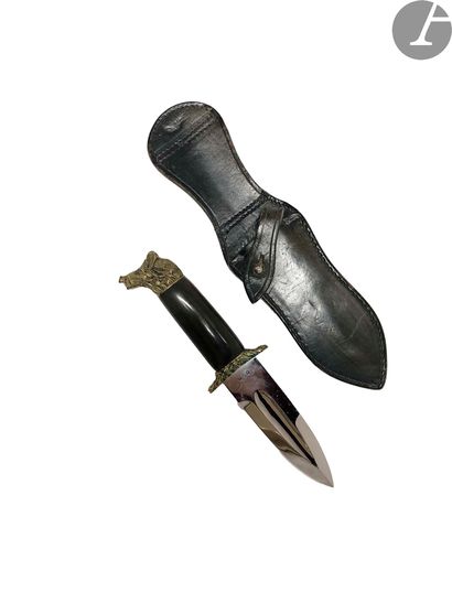 Hunting dagger with boar's head decoration....