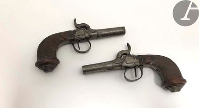 null Pair of percussion cap pistols.
Round barrels with forced bullet. Engraved chests...