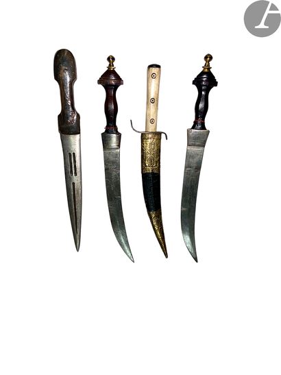  Quatre poignards d’Afrique noire. Trois S.F. Poignées en bois et os. A.B.E.