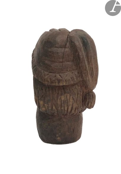 null Head of a miller in carved wood. 
Height : 10 cmXIXth century
.

