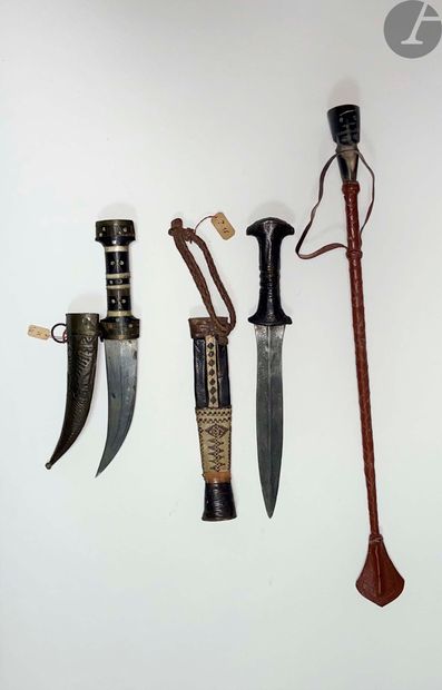  Deux poignards d’Afrique noire : - un entièrement recouvert de cuir et de peau....