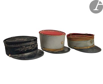 null Lot of three kepi
:- of the administration of the colonial troops.
- of captain...