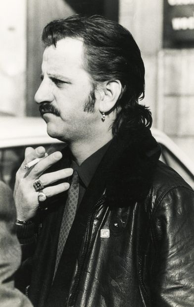 null Photographe non identifié 
Ringo Starr à Rome avec son épouse , c. 1990. 
22...