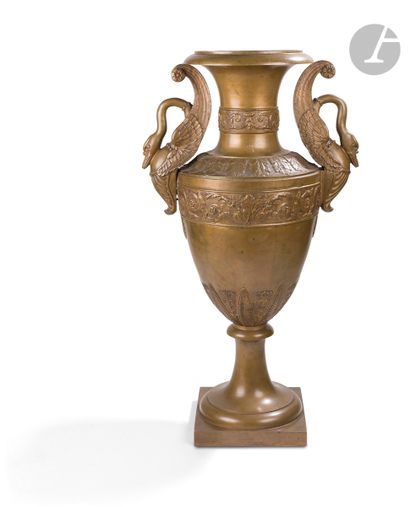 Vase monumental en bronze à patine médaille, de forme balustre, à décor de cols...