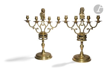  Paire de chandeliers en bronze à quatre lumières séparées du fût balustre par une...