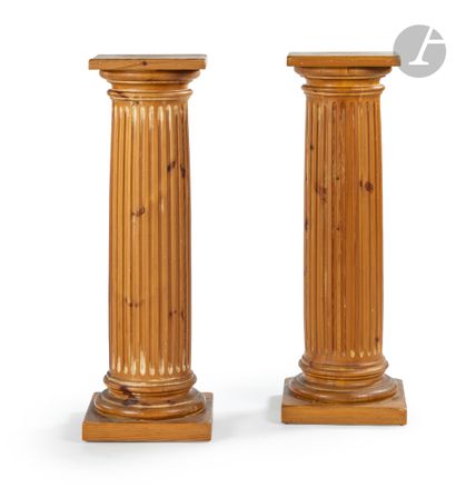 null Paire de colonnes en pitchpin à cannelures et plateau ; (usures).
XXe siècle.
H :...