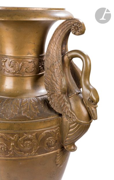null Vase monumental en bronze à patine médaille, de forme balustre, à décor de cols...