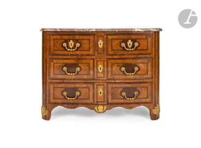 null Walnut and rosewood chest of drawers opening to four drawers on three rows,...