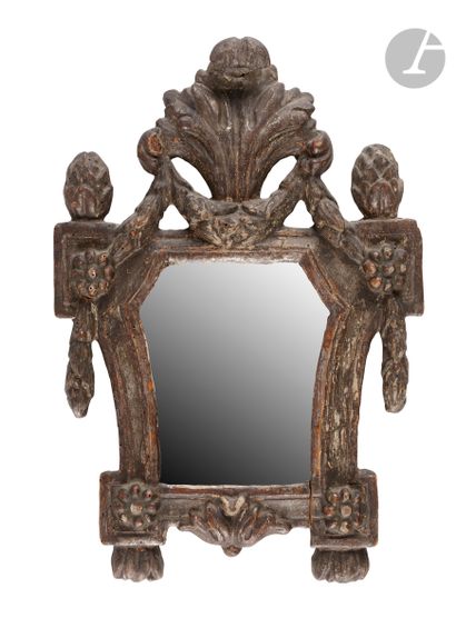 null Paire de petits miroirs en bronze argenté à décor de palmettes, rosaces et guirlande ;...