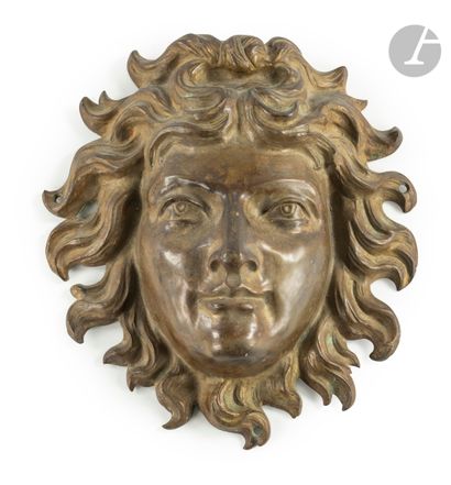 Masque d’apollon en bronze patiné. XIXe siècle....