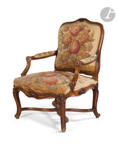 null Flat back armchair in stained wood and decorated with shells, cartouches and...