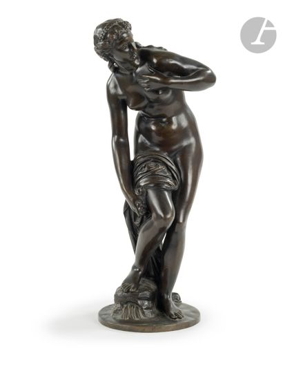 null Figure de baigneuse en bronze à patine brune.
XIXe siècle.
H : 44 cm
