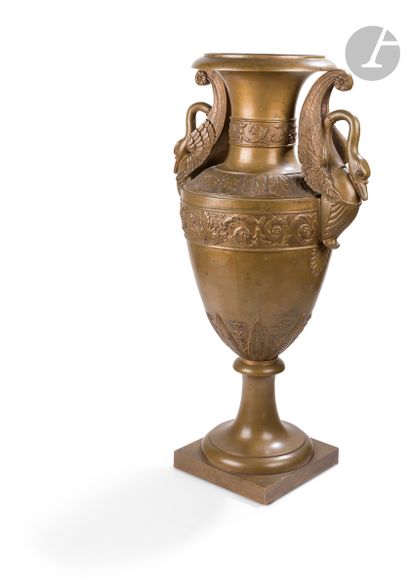  Vase monumental en bronze à patine médaille, de forme balustre, à décor de cols...