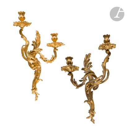  Paire d’appliques en bronze doré, à deux branches ajourées et décor de feuillages,...