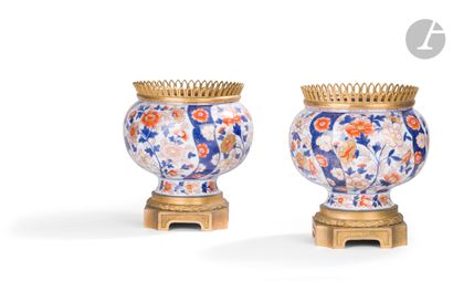  PAIRE de vases en porcelaine Imari à décor de fleurs et monture de bronze doré à...