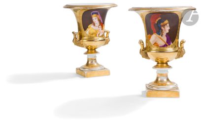  Paris Paire de vases Médicis en porcelaine à décor polychrome de figures antiques...
